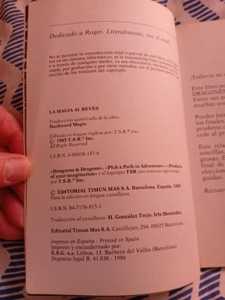 Libro los jóvenes dragones , la magia al reves.