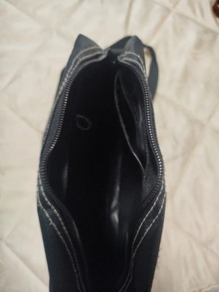 Bolso negro con cremalleras