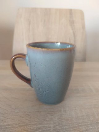 Taza de cerámica azul y marrón