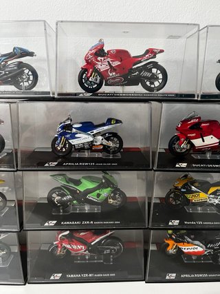 Lote 21 motos MotoGP 1:24 (2003-2005)