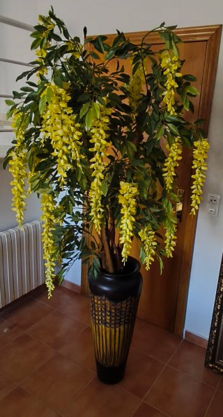 Jarrón con flores amarillas y marrones