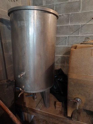 Barricas de vino de acero y fibra. Están Villalba