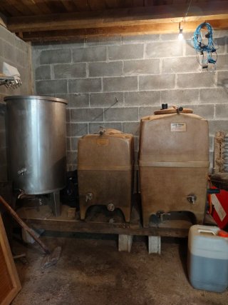 Barricas de vino de acero y fibra. Están Villalba