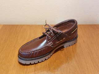 Zapatos náuticos de cuero marrón
