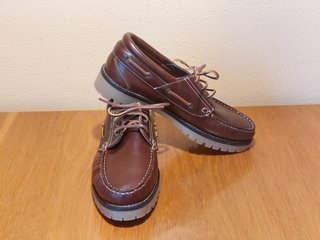 Zapatos náuticos de cuero marrón