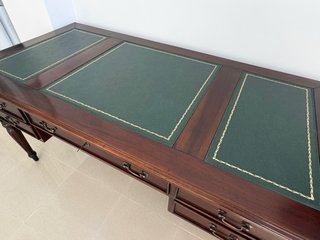 Escritorio ejecutivo clásico de madera y piel
