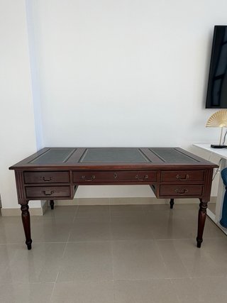 Escritorio ejecutivo clásico de madera y piel