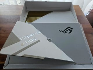 Monitor ASUS ROG Strix XG16AHP-W Plata