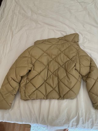 Chaqueta Stradivarius acolchada corta beige
