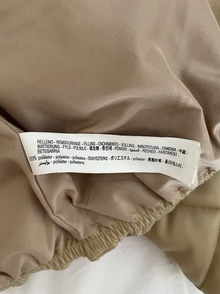 Chaqueta Stradivarius acolchada corta beige