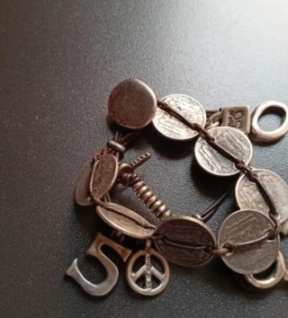 Pulsera Uno de 50 Monedas y Dijes