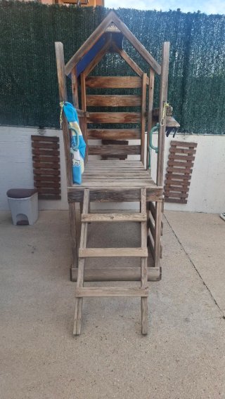 Castillo columpio de madera con rocodromo