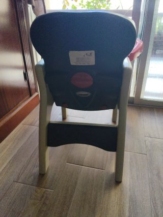 Silla de bebé con bandeja roja
