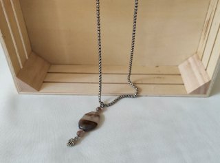 Collana con ciondolo pietra e pigna