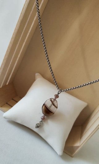 Collana con ciondolo pietra e pigna