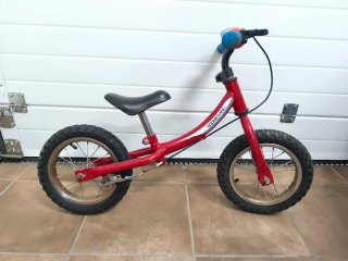 Bicicleta de aprendizaje sin pedales roja