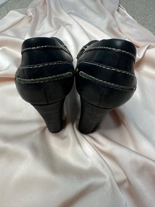 Zapatos Guess tacón negros dorados