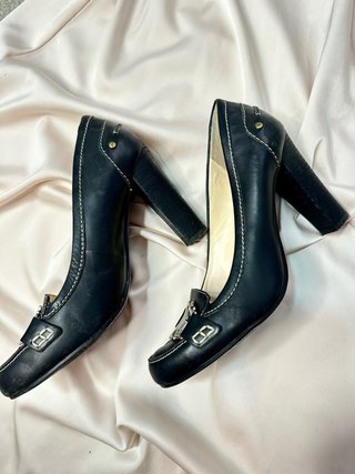 Zapatos Guess tacón negros dorados