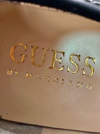Zapatos Guess tacón negros dorados