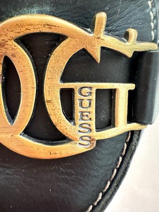 Zapatos Guess tacón negros dorados