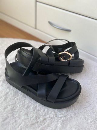 Sandalias ASOS negras con hebilla dorada
