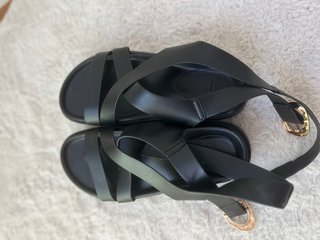 Sandalias ASOS negras con hebilla dorada