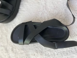 Sandalias ASOS negras con hebilla dorada