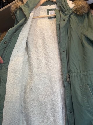 Abrigo GAP verde militar con capucha