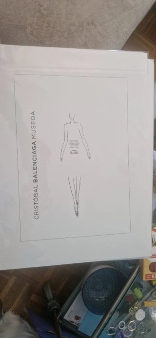 2 Láminas oficiales Cristóbal Balenciaga Museoa