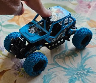 Coche de juguete todoterreno azul