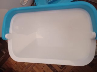 Nevera portátil azul y blanca