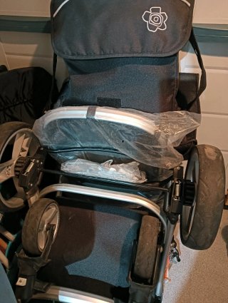 Trio di passeggini per bambini: seggiolino auto, culla e passeggino