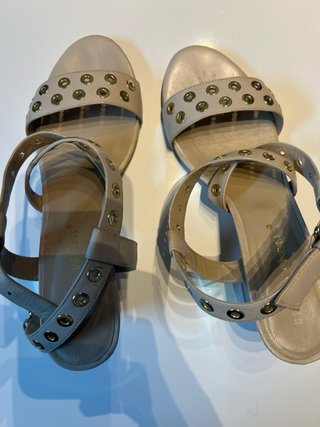 Sandalias tacón beige con detalles dorados
