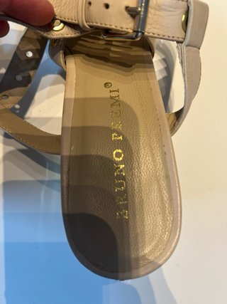 Sandalias tacón beige con detalles dorados