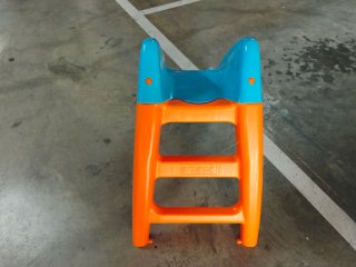 Tobogán infantil azul y naranja