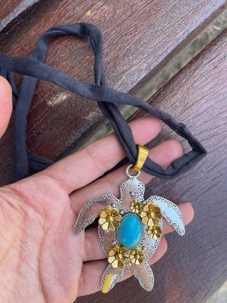 Collar de tortuga con piedra turquesa