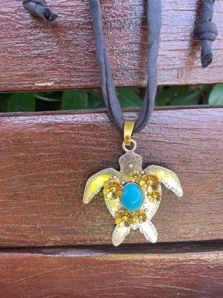 Collar de tortuga con piedra turquesa