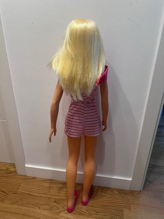 Muñeca grande rubia con vestido rosa