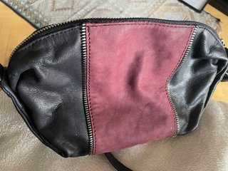 Bolso bandolera pequeño, negro y burdeos.