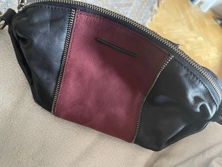 Bolso bandolera pequeño, negro y burdeos.