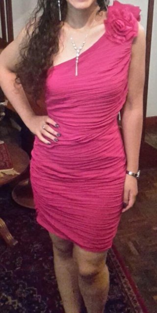 Vestido cóctel un hombro fucsia
