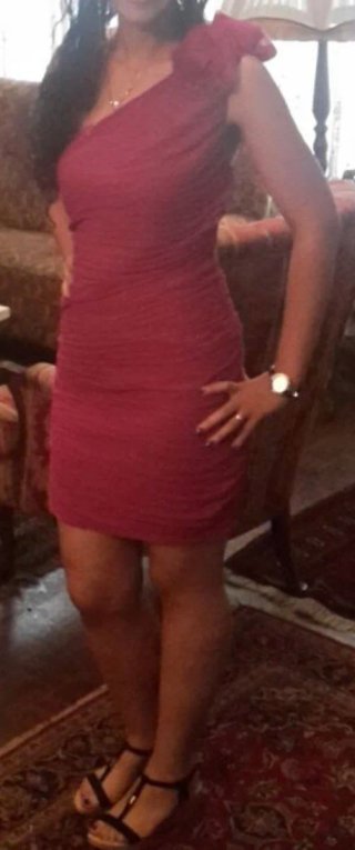 Vestido cóctel un hombro fucsia