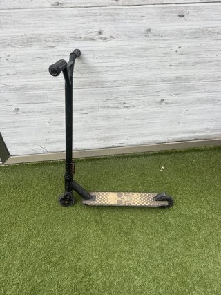 Patinete scooter negro con diseño calavera