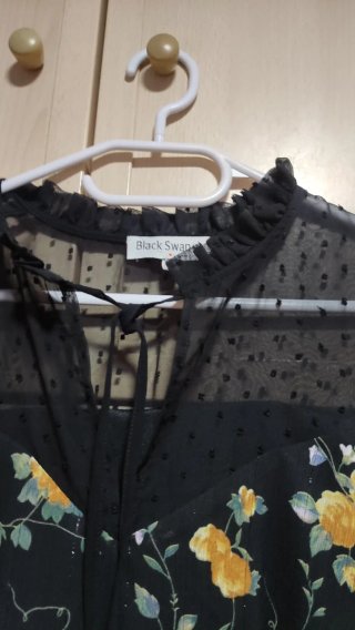 Vestido negro con flores amarillas