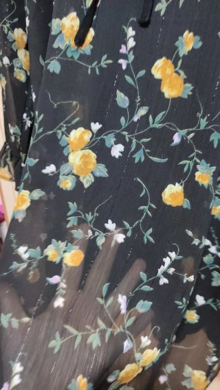 Vestido negro con flores amarillas