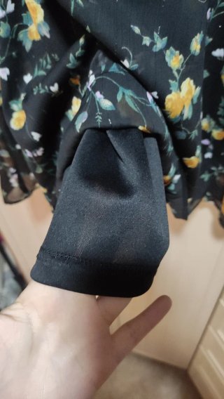 Vestido negro con flores amarillas