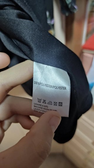 Vestido negro con flores amarillas