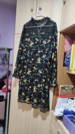 Vestido negro con flores amarillas