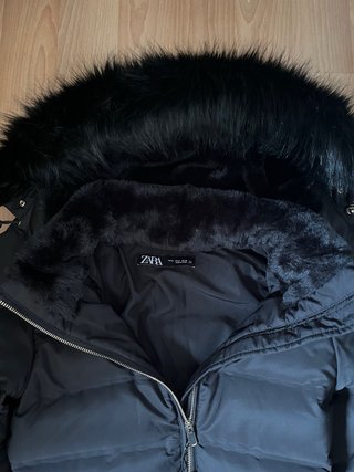 Abrigo Zara Negro con Capucha de Pelo