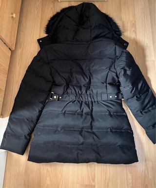 Abrigo Zara Negro con Capucha de Pelo